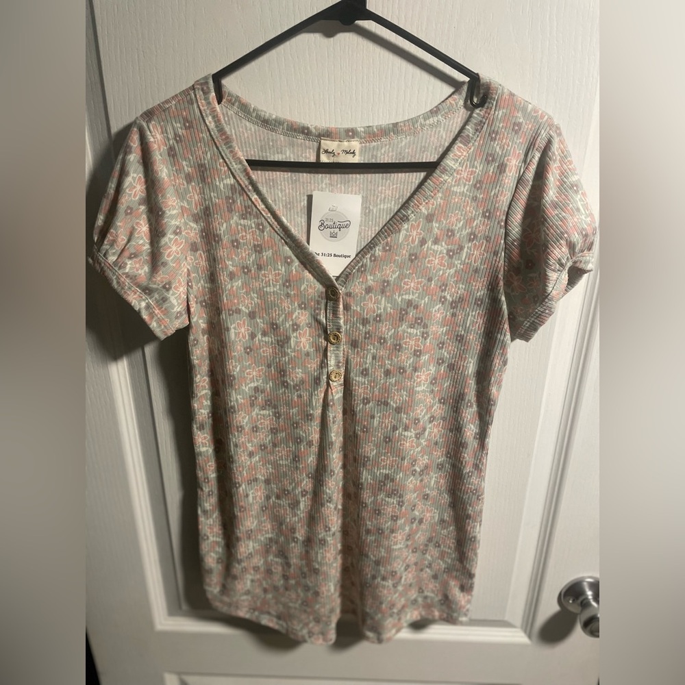 Sage green floral v-neck short sleeved ribbed boutique top, stretch, size Large